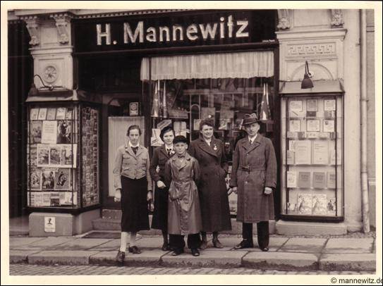 H. Mannewitz Foto vor dem Geschft